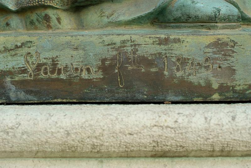 Statue de la marquise d'Aligre, signature du fondeur.