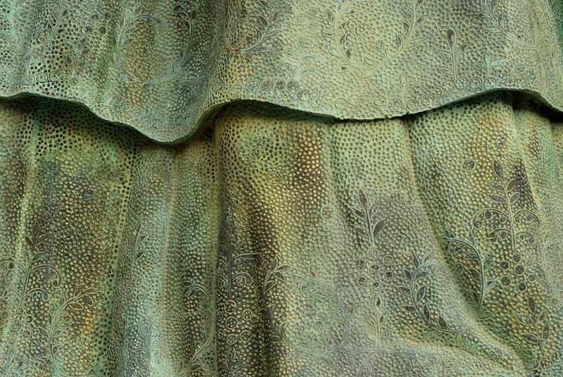 Statue de la marquise d'Aligre, détail de la robe.