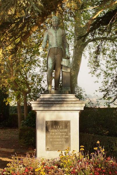 Statue du marquis d'Aligre sur son piédestal, vue d'ensemble de face.