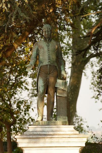 Statue du marquis d'Aligre, vue de face.