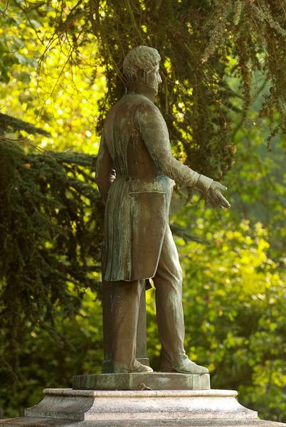 Statue du marquis d'Aligre, vue de trois quarts dos.