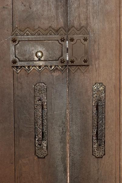 Chapelle : détail de la porte.