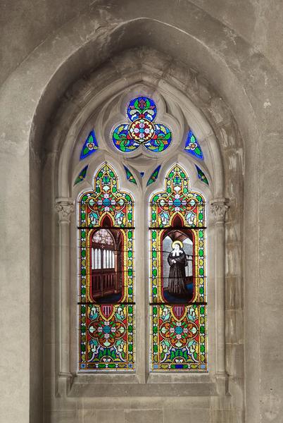 Verrière de sainte Bernadette Soubirous, vue d'ensemble.