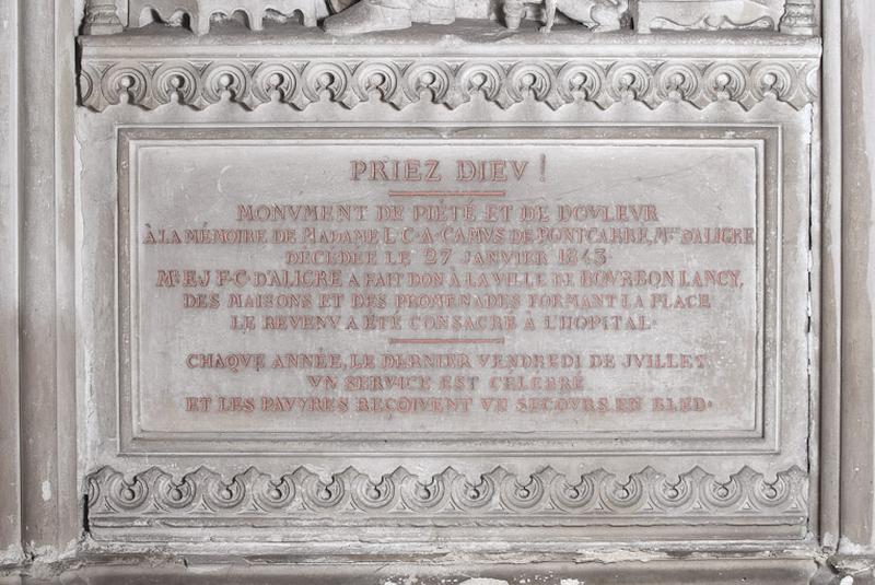 Détail de la travée centrale : inscription commémorative.