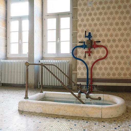 Salle de bain à l'extrémité de l'aile droite.