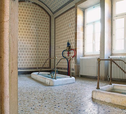 Salle de bain à l'extrémité de l'aile droite.