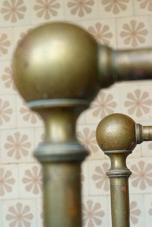 Salle de bain à l'extrémité de l'aile droite : détail des rampes d'une baignoire.