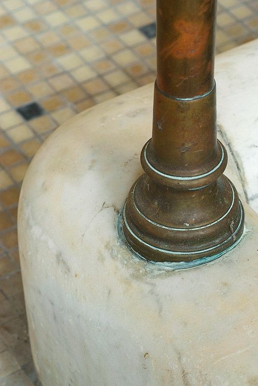 Salle de bain à l'extrémité de l'aile droite : détail d'une rampe de baignoire.