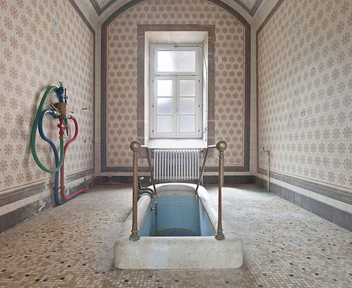 Salle de bain au centre de l'aile droite.