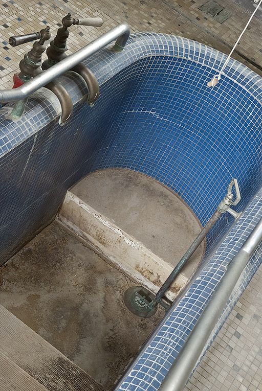 Corps central, salle de bain à droite du couloir du cabinet du médecin : détail de la baignoire.
