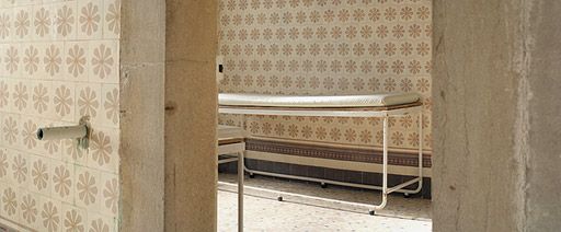 Salle de massage, vue depuis la salle située à droite.