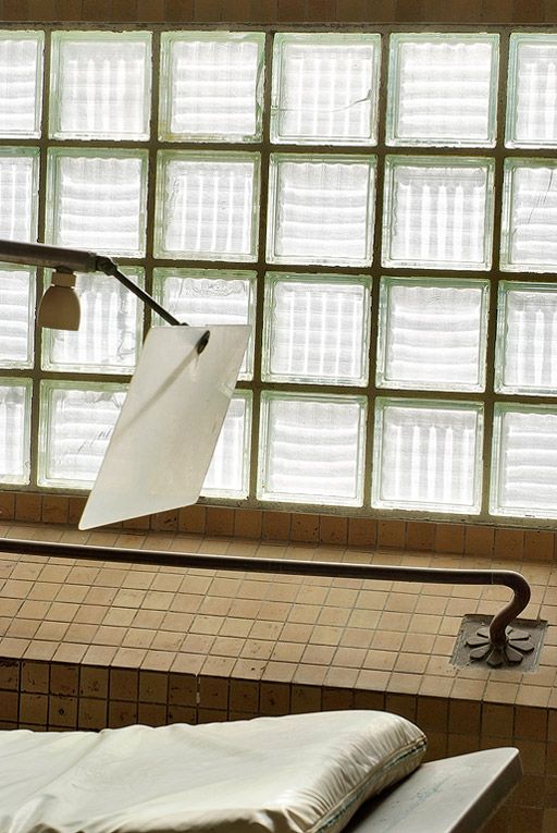Salle de massage sous douche, détail.
