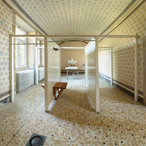Salle de massage sous douche, à l'extrémité de l'aile gauche.