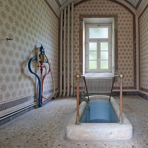 Salle de bain de l'aile gauche. ; Vue d'ensemble.