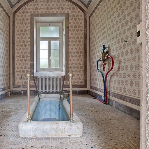 Salle de bain au centre de l'aile gauche. ; Vue d'ensemble.
