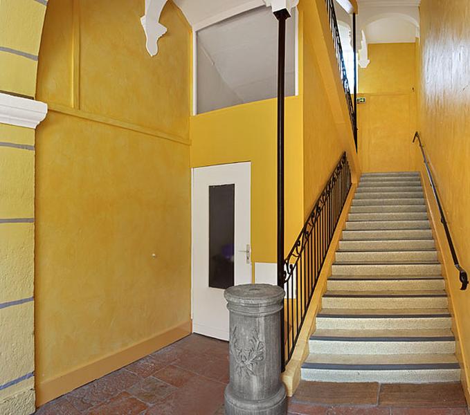 Bâtiment en L, escalier rampe sur rampe.