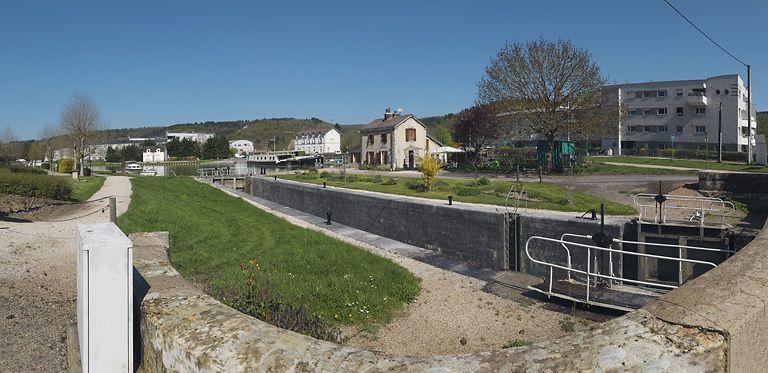 Le site d'écluse vu d'aval, avec le port de Plombière en fond.