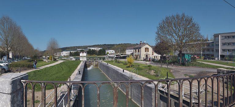 Le site d'écluse et le port vus du pont sur écluse.