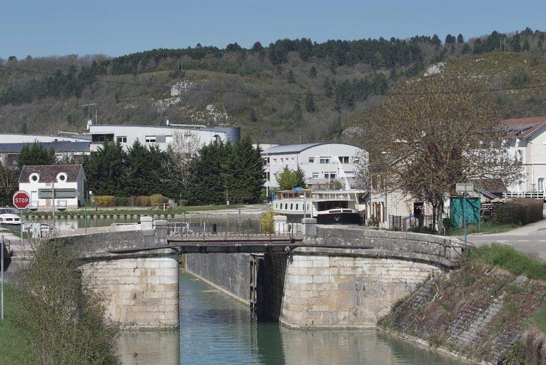 Pont vu d'ensemble d'aval, avec port de Plombières en fond.