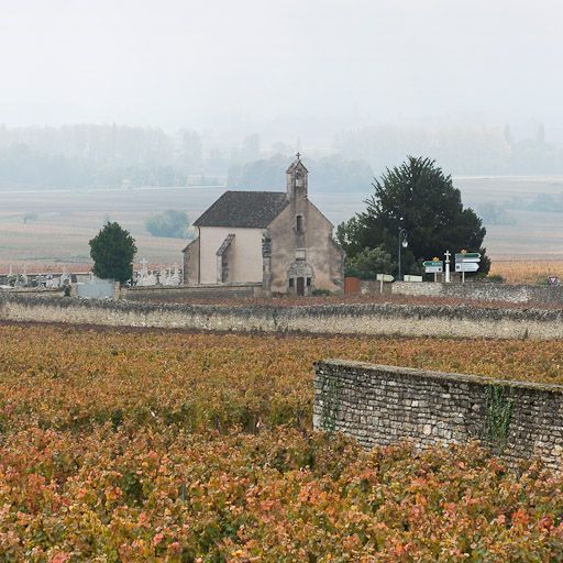 Vue d'ensemble avec le cimetière.