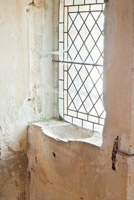 Bénitier dans l'appui de la fenêtre à droite en entrant.