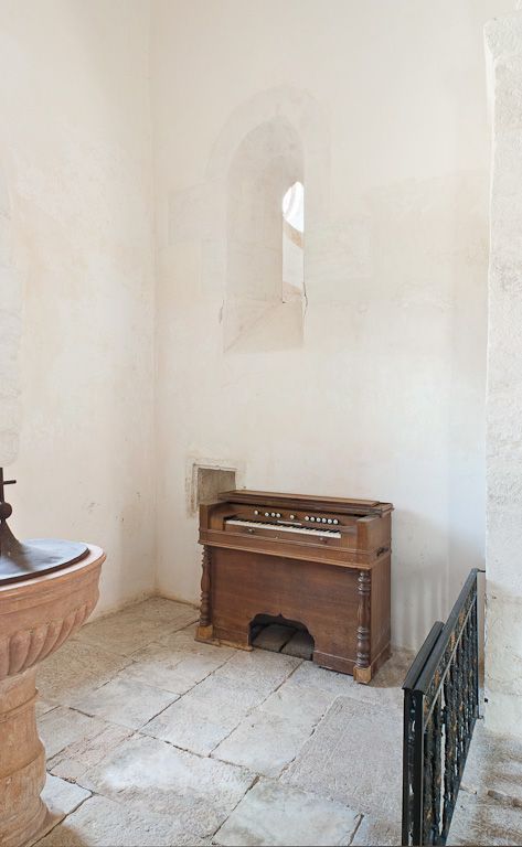 Chapelle des fonts baptismaux et harmonium.