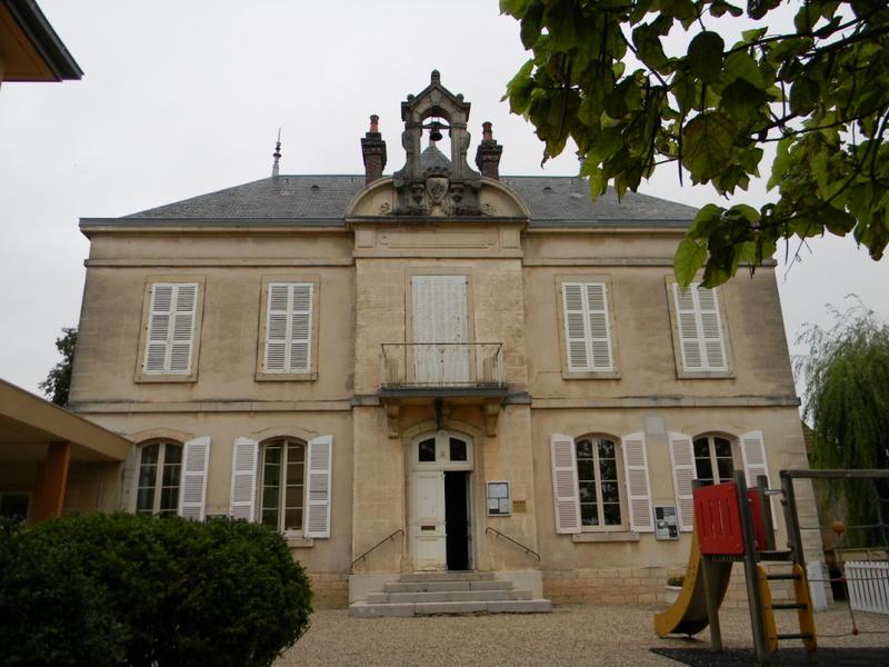 Façades sud et ouest de la maison 5 rue des Chaumes.