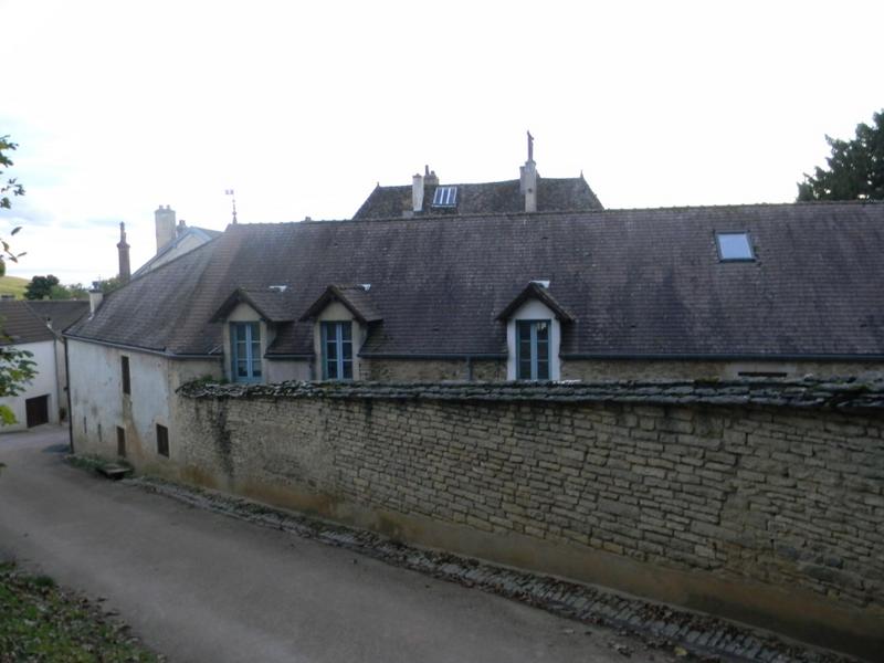 Mur de clôture et façades nord et est des communs.