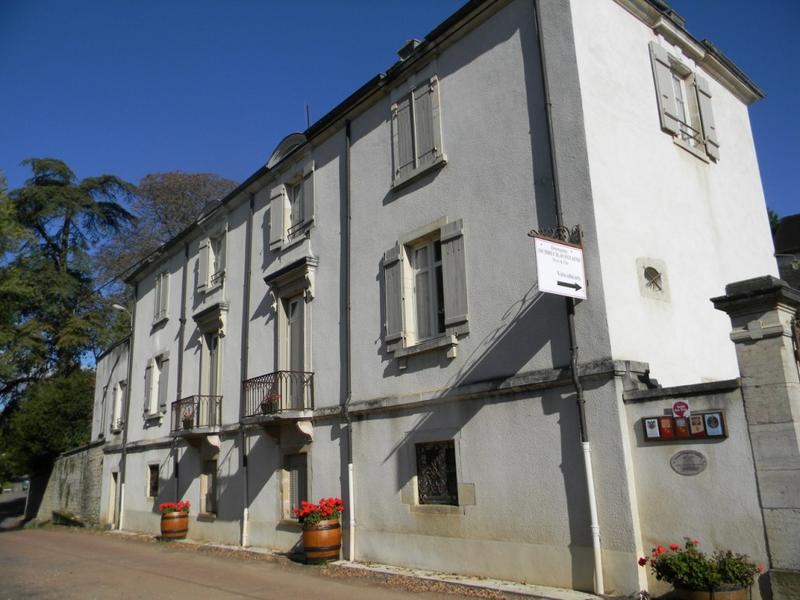 Façade sud-ouest de la maison au nord-ouest de la cour.