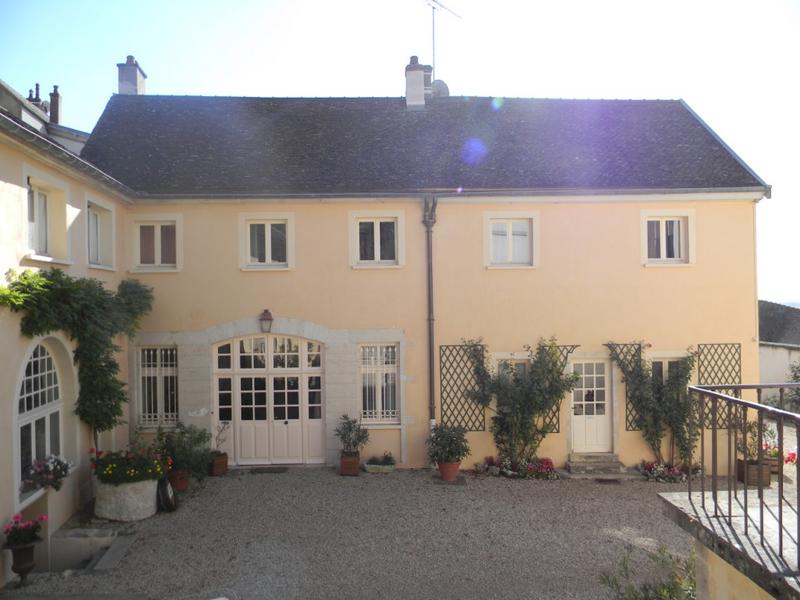 Façade nord-ouest du bâtiment entre les deux cours.