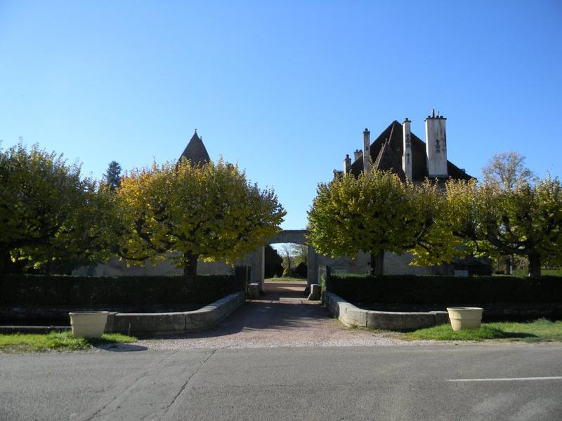 Entrée au nord depuis la rue.