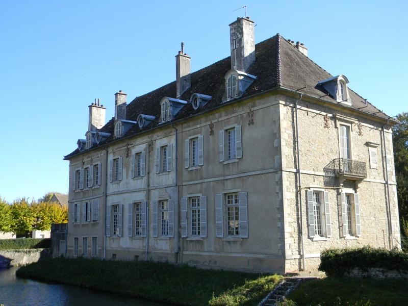 Façades ouest et sud du château.