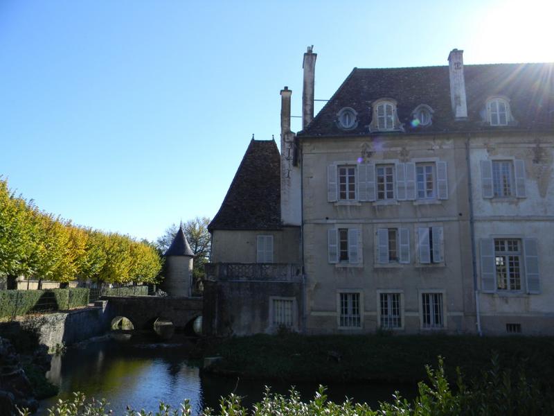 Façades ouest du château et du pavillon d'entrée au nord-ouest.