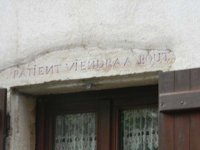 Sentence sur la façade est de la maison 8 rue Chanoine Donin.