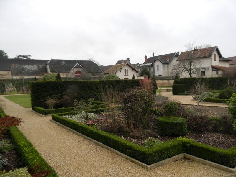 Jardin à l'avant du château.