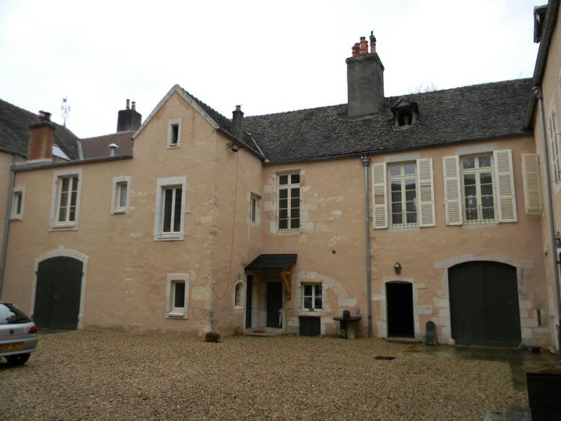 Bâtiments à l'est de la cour commune.