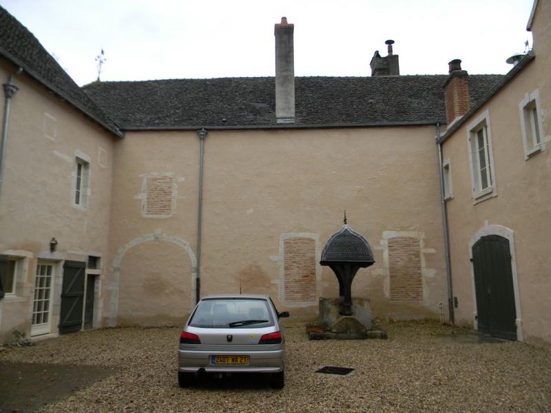 Bâtiments au nord de la cour commune.