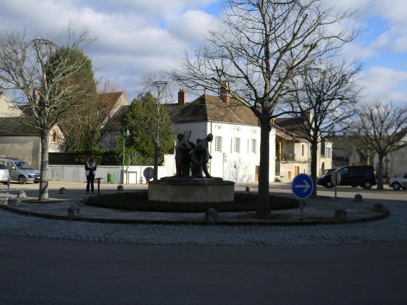 Sculpture au centre de la place des Marronniers.