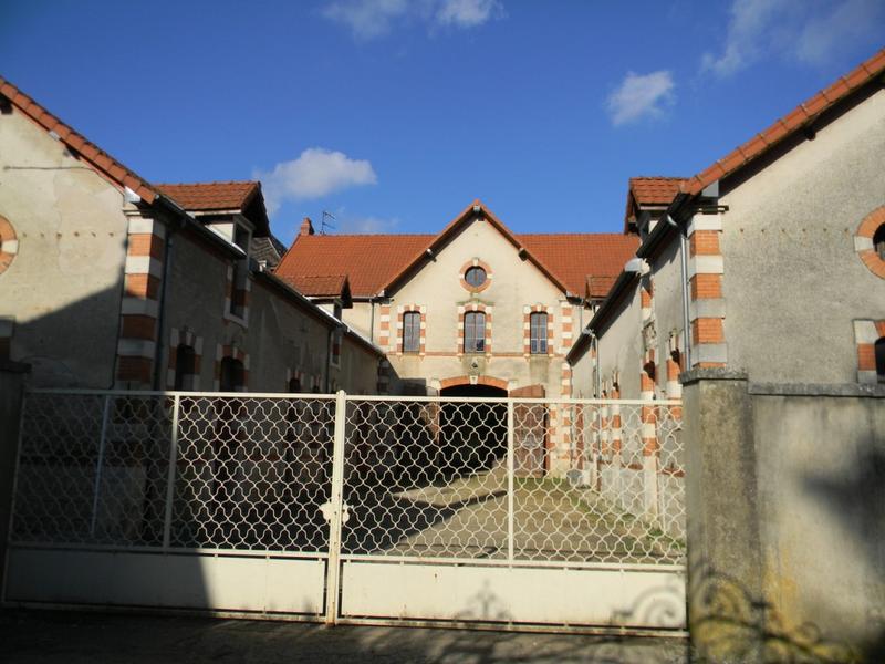 Vue sur la cour et les bâtiments.