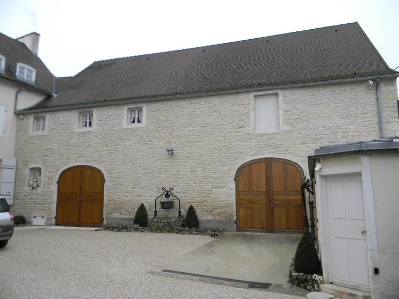 Façade est du bâtiment à l'ouest de la cour.