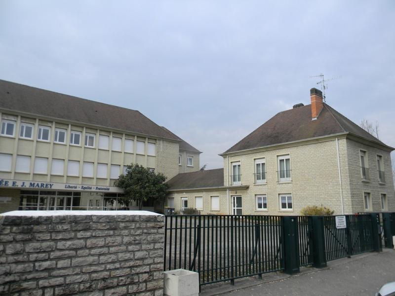 Façade est du bâtiment à l'est et façade sud de l'aile en retour au nord-est.