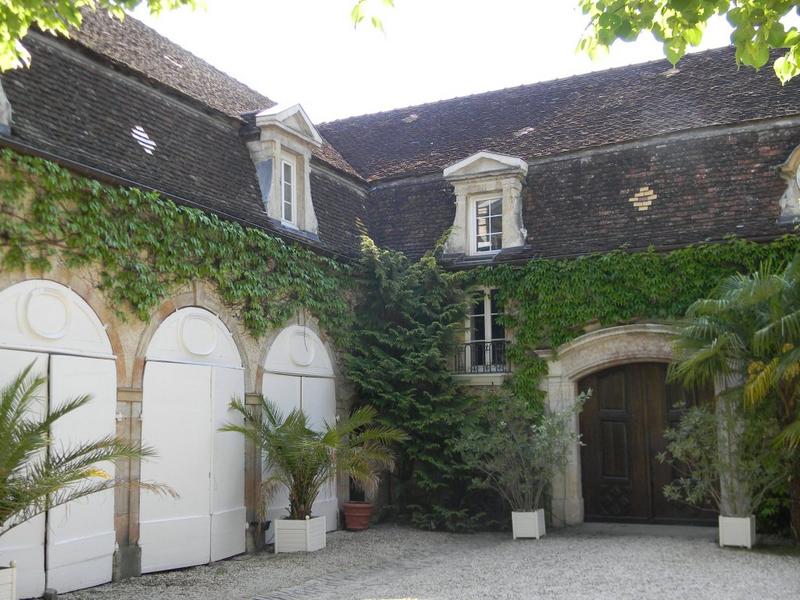 Angle sud-ouest de la cour.