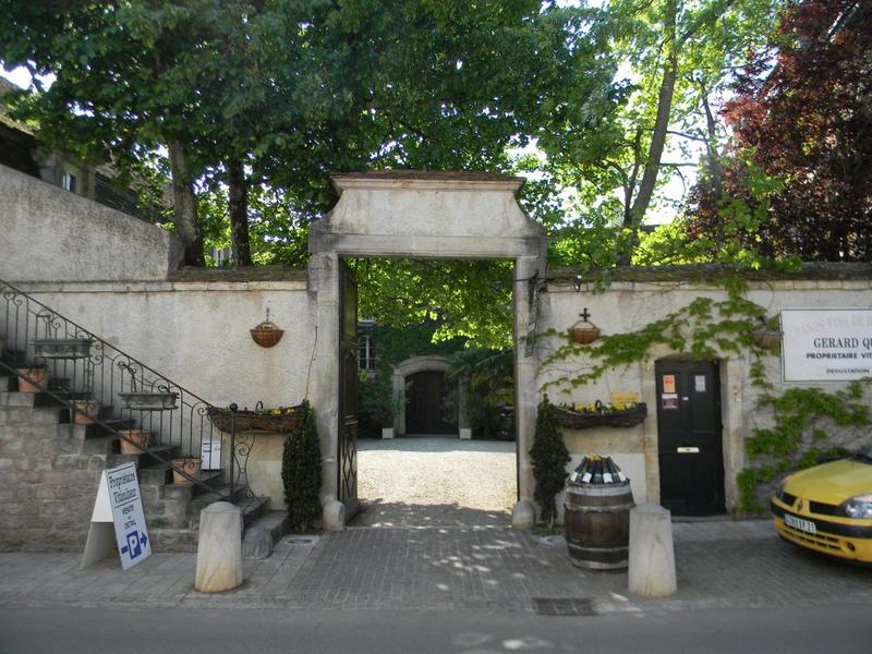 Portail d'entrée de la cour à l'est.