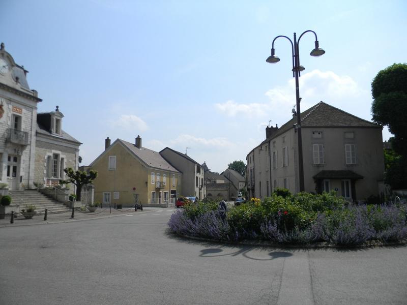 Vue vers le sud de la place de la Mairie.