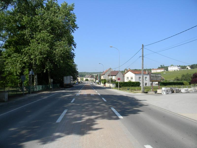 Vue vers le sud-ouest de la RD 974.