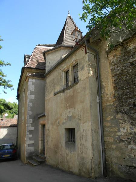 Façade ouest sur rue.
