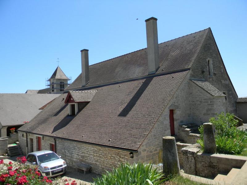 Façade ouest du bâtiment à l'ouest de la cour.