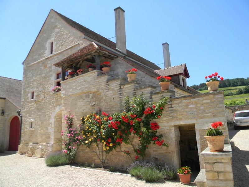 Façade est du bâtiment à l'ouest de la cour.