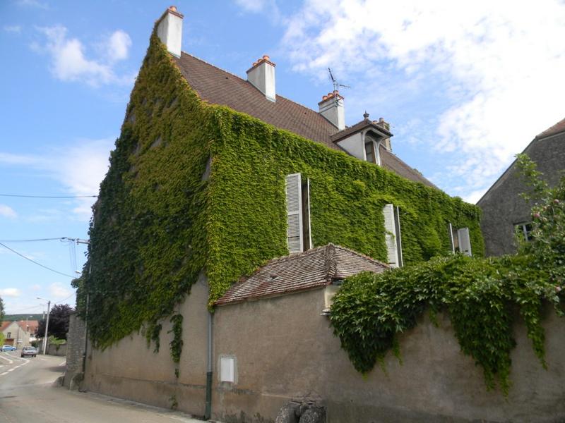 Angle sud-est de la maison.