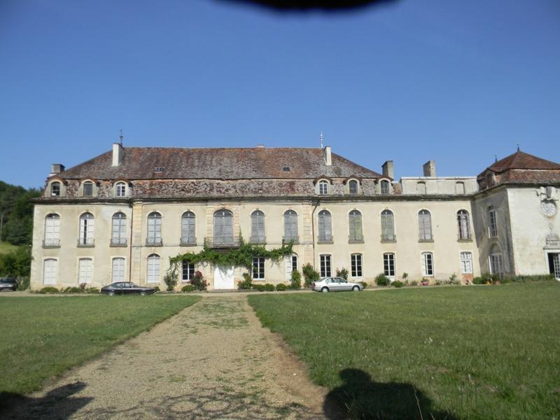 Façade est du château de Montculot.